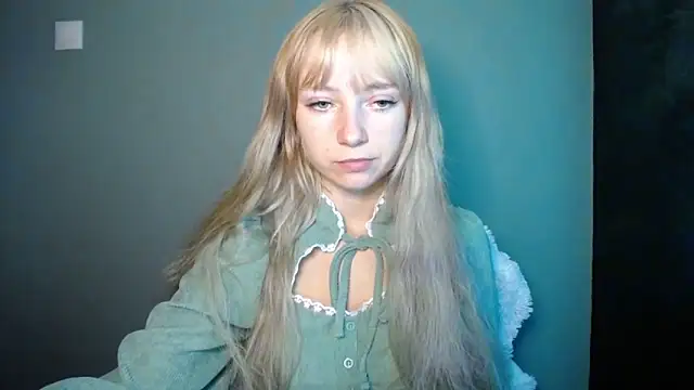 Snapshot of LuciaYoung chatting on 09-16-25, 06:20 LuciaYoung online show from 09-16-25, 06:20