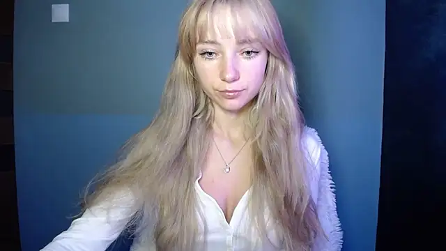 Snapshot of LuciaYoung chatting on 10-11-25, 05:19 LuciaYoung online show from 10-11-25, 05:19