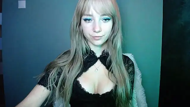 Snapshot of LuciaYoung chatting on 10-15-25, 06:22 LuciaYoung online show from 10-15-25, 06:22