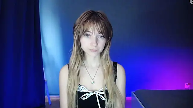 Snapshot of LuciaYoung chatting on 02-28-25, 06:21 LuciaYoung online show from 02-28-25, 06:21