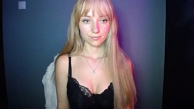 Snapshot of LuciaYoung chatting on 09-25-25, 06:58 LuciaYoung online show from 09-25-25, 06:58