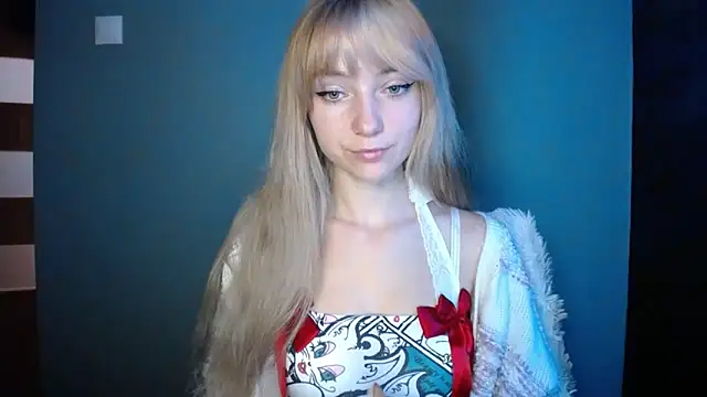Snapshot of LuciaYoung chatting on 10-05-25, 06:26 LuciaYoung online show from 10-05-25, 06:26