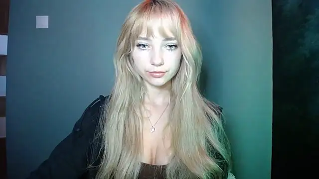 Snapshot of LuciaYoung chatting on 10-07-25, 06:36 LuciaYoung online show from 10-07-25, 06:36