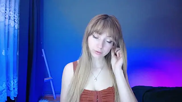 Snapshot of LuciaYoung chatting on 03-05-25, 10:21 LuciaYoung online show from 03-05-25, 10:21