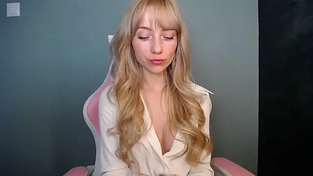 LuciaYoung online show from 04-13-26, 06:39