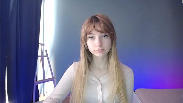 Snapshot of LuciaYoung chatting on 03-09-25, 10:19 LuciaYoung online show from 03-09-25, 10:19