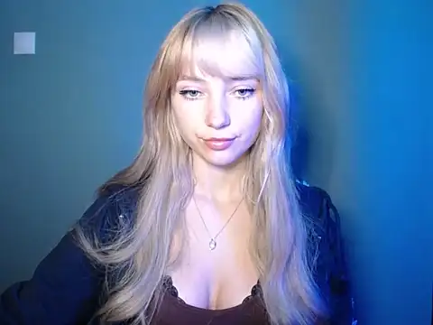 Snapshot of LuciaYoung chatting on 10-06-25, 06:30 LuciaYoung online show from 10-06-25, 06:30