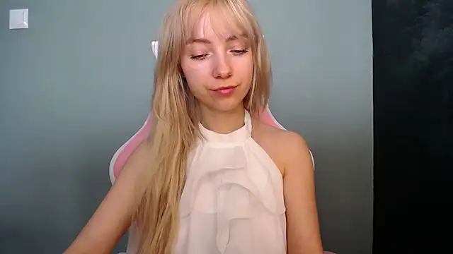 LuciaYoung online show from 04-19-26, 08:04