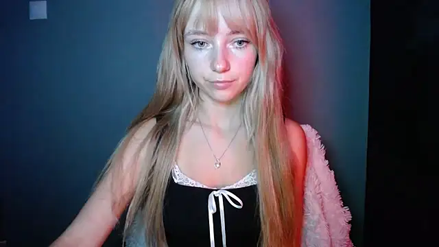 Snapshot of LuciaYoung chatting on 09-26-25, 07:04 LuciaYoung online show from 09-26-25, 07:04
