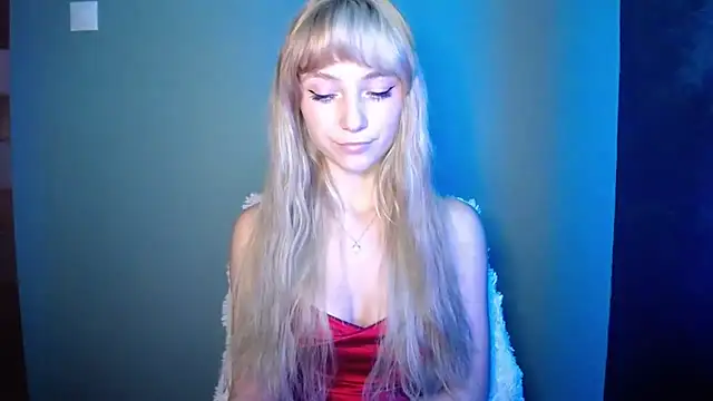Snapshot of LuciaYoung chatting on 09-24-25, 05:47 LuciaYoung online show from 09-24-25, 05:47