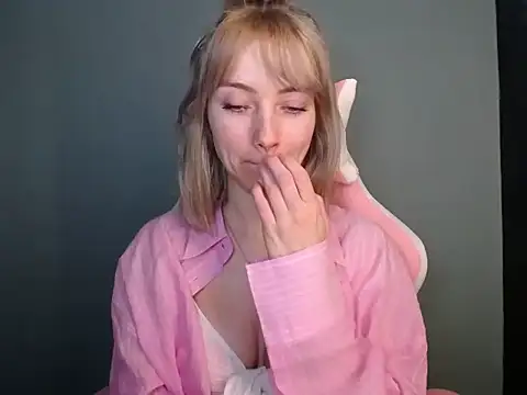 LuciaYoung online show from 04-01-26, 06:59