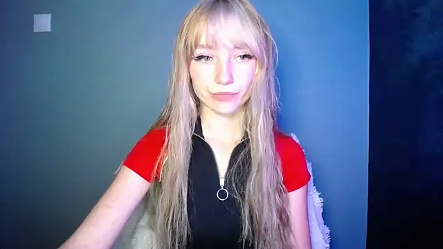 Snapshot of LuciaYoung chatting on 09-14-25, 06:52 LuciaYoung online show from 09-14-25, 06:52