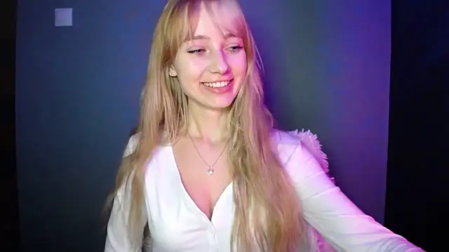 Snapshot of LuciaYoung chatting on 10-08-25, 06:19 LuciaYoung online show from 10-08-25, 06:19