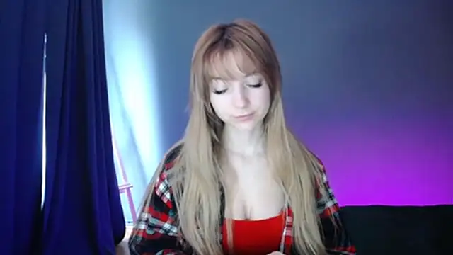 Snapshot of LuciaYoung chatting on 03-03-25, 07:24 LuciaYoung online show from 03-03-25, 07:24