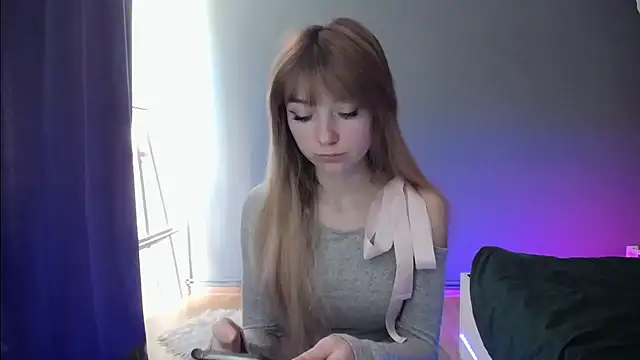 Snapshot of LuciaYoung chatting on 03-19-25, 10:22 LuciaYoung online show from 03-19-25, 10:22