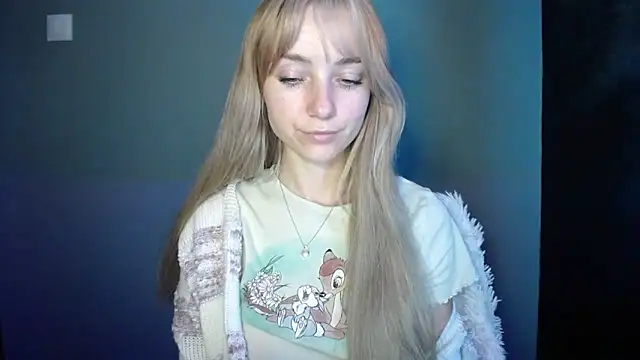 Snapshot of LuciaYoung chatting on 09-29-25, 06:35 LuciaYoung online show from 09-29-25, 06:35