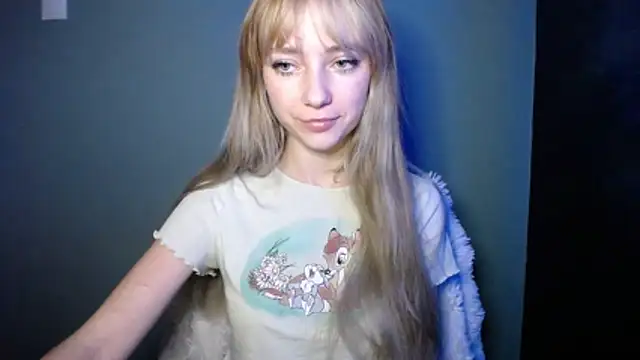 Snapshot of LuciaYoung chatting on 10-23-25, 06:23 LuciaYoung online show from 10-23-25, 06:23