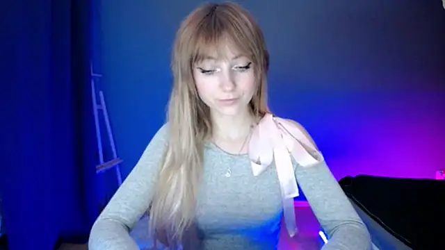 Snapshot of LuciaYoung chatting on 03-18-25, 10:37 LuciaYoung online show from 03-18-25, 10:37