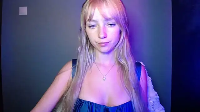 Snapshot of LuciaYoung chatting on 09-17-25, 06:21 LuciaYoung online show from 09-17-25, 06:21
