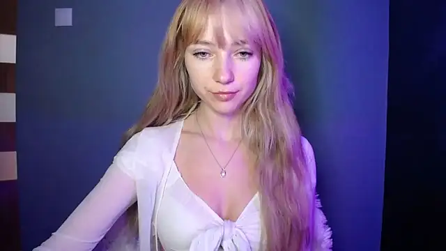 Snapshot of LuciaYoung chatting on 10-09-25, 06:36 LuciaYoung online show from 10-09-25, 06:36