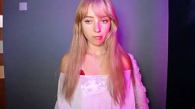 Snapshot of LuciaYoung chatting on 09-23-25, 12:12 LuciaYoung online show from 09-23-25, 12:12