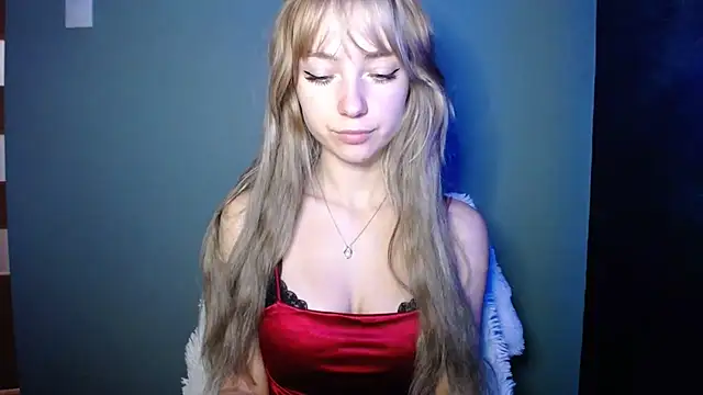 Snapshot of LuciaYoung chatting on 10-17-25, 12:29 LuciaYoung online show from 10-17-25, 12:29