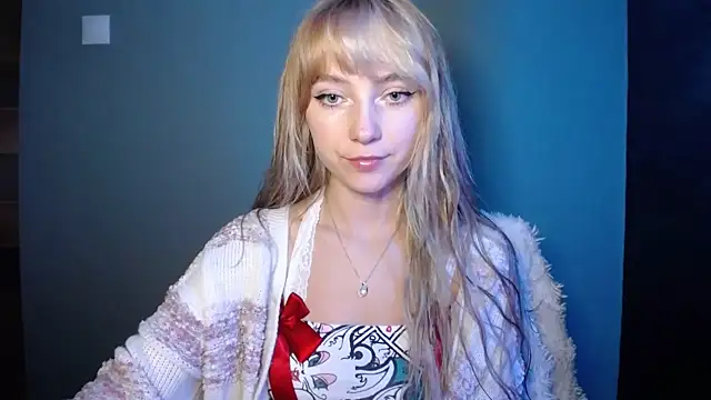Snapshot of LuciaYoung chatting on 10-04-25, 06:20 LuciaYoung online show from 10-04-25, 06:20