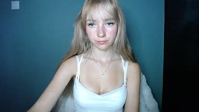 Snapshot of LuciaYoung chatting on 09-13-25, 06:35 LuciaYoung online show from 09-13-25, 06:35