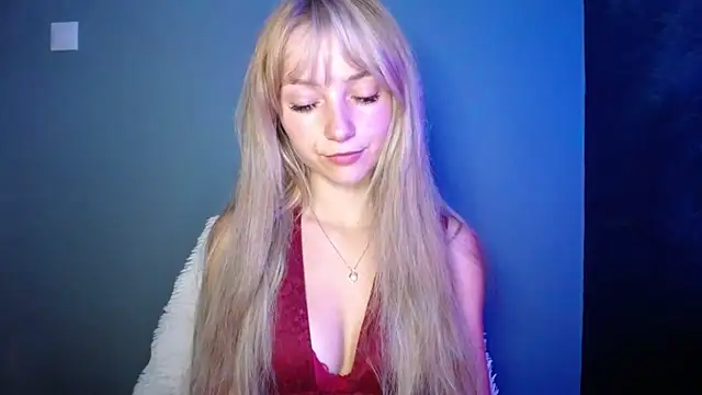 Snapshot of LuciaYoung chatting on 09-15-25, 06:58 LuciaYoung online show from 09-15-25, 06:58