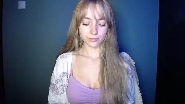 Snapshot of LuciaYoung chatting on 10-15-25, 06:27 LuciaYoung online show from 10-15-25, 06:27