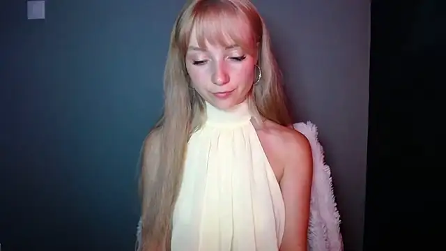 Snapshot of LuciaYoung chatting on 09-10-25, 02:27 LuciaYoung online show from 09-10-25, 02:27