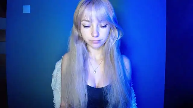 Snapshot of LuciaYoung chatting on 10-04-25, 05:42 LuciaYoung online show from 10-04-25, 05:42