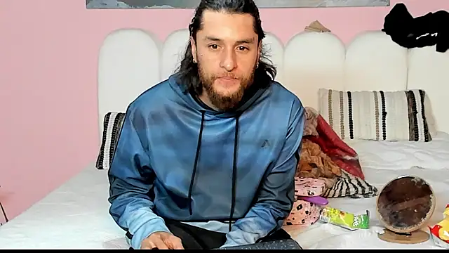 Snapshot of raymon616 chatting on 09-18-25, 01:52 raymon616 online show from 09-18-25, 01:52