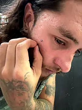 Snapshot of raymon616 chatting on 12-14-25, 09:42 raymon616 online show from 12-14-25, 09:42