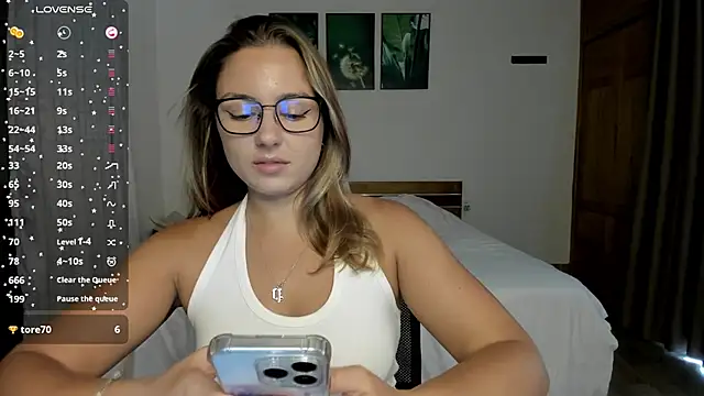 Snapshot of ThreeshaWhite chatting on 05-14-26, 05:37 ThreeshaWhite online show from 05-14-26, 05:37