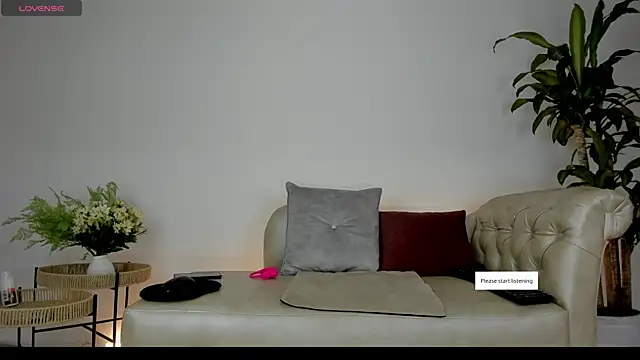 Snapshot of Jentokio chatting on 05-08-26, 11:30 Jentokio online show from 05-08-26, 11:30