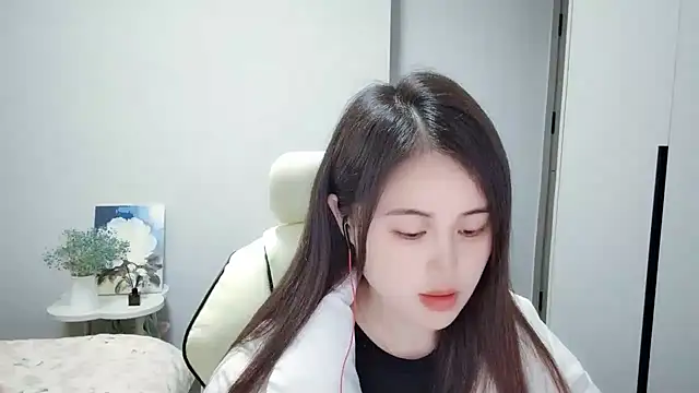 Snapshot of Wofeifei-baby chatting on 02-26-25, 04:05 Wofeifei-baby online show from 02-26-25, 04:05