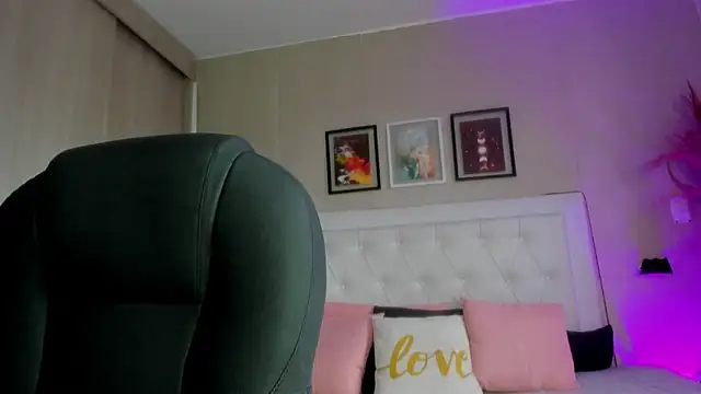 Snapshot of emma__smith1 chatting on 03-07-26, 12:32 emma smith1 online show from 03-07-26, 12:32