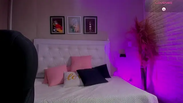 Snapshot of emma__smith1 chatting on 03-04-26, 12:46 emma smith1 online show from 03-04-26, 12:46