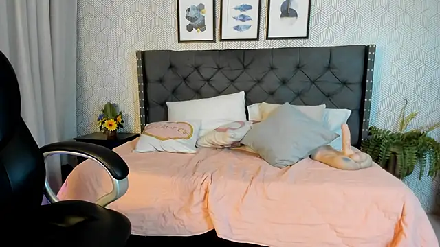 emma  smith1 online show from 02-19-25, 06:32