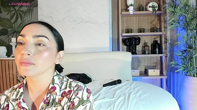 LIAH IZUMI online show from 10-16-25, 01:08