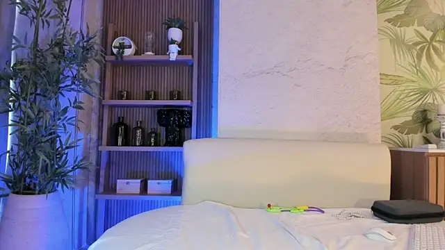 LIAH IZUMI online show from 10-22-25, 01:32