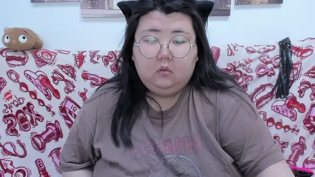 Snapshot of Nadine_asian chatting on 06-06-26, 01:33 Nadine asian online show from 06-06-26, 01:33