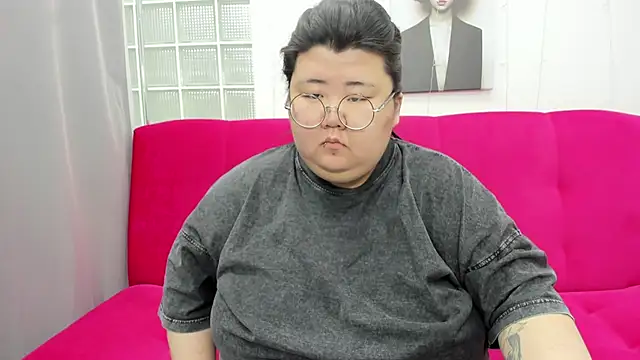 Snapshot of Nadine_asian chatting on 05-15-26, 01:14 Nadine asian online show from 05-15-26, 01:14
