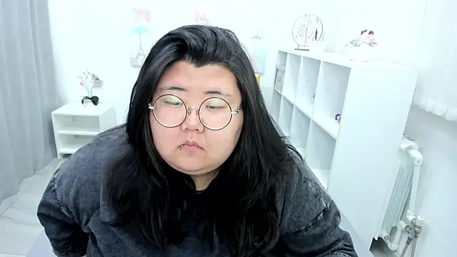 Snapshot of Nadine_asian chatting on 05-20-26, 02:52 Nadine asian online show from 05-20-26, 02:52
