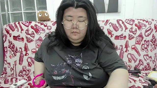 Snapshot of Nadine_asian chatting on 05-17-26, 08:36 Nadine asian online show from 05-17-26, 08:36