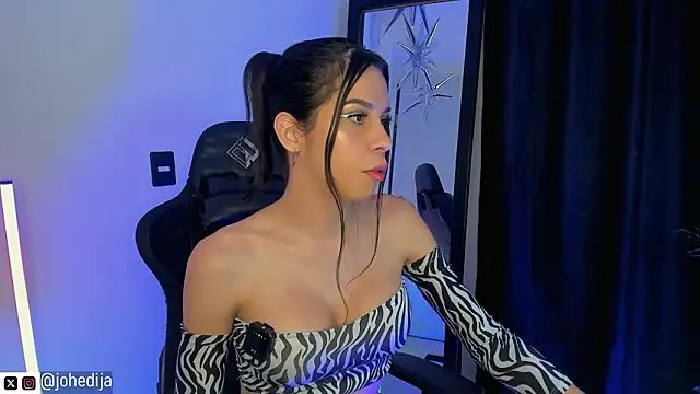 Snapshot of johedija chatting on 03-10-26, 12:25 johedija online show from 03-10-26, 12:25