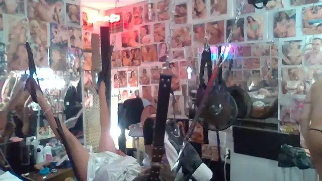 Snapshot of luvs2cumm69 chatting on 05-12-26, 08:00 luvs2cumm69 online show from 05-12-26, 08:00