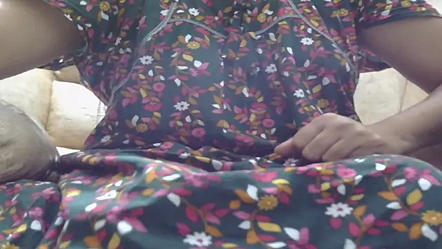 Snapshot of Traditional_Housewife_ chatting on 03-22-25, 04:15 Traditional Housewife online show from 03-22-25, 04:15