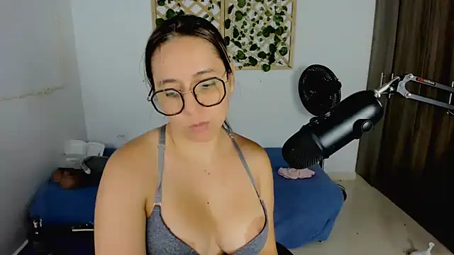 Snapshot of isa_loves_cum chatting on 09-17-25, 11:51 isa loves cum online show from 09-17-25, 11:51